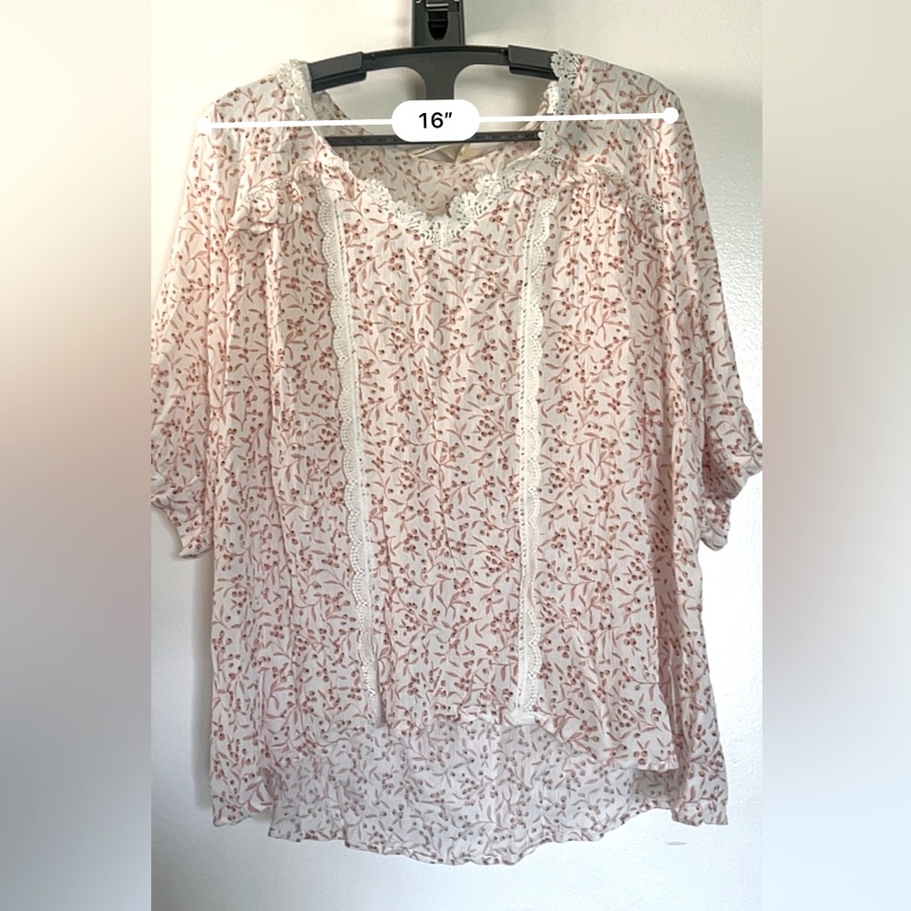 NWT Everleigh Lace Trim V-Neck Blouse Size Large - Picture 4 of 9